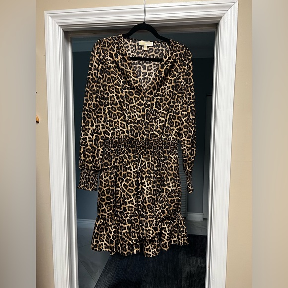 MICHAEL Michael Kors Animal Print Pebble Crepe Surplice V-Neck Long Cuff Sleeve - Picture 1 of 6